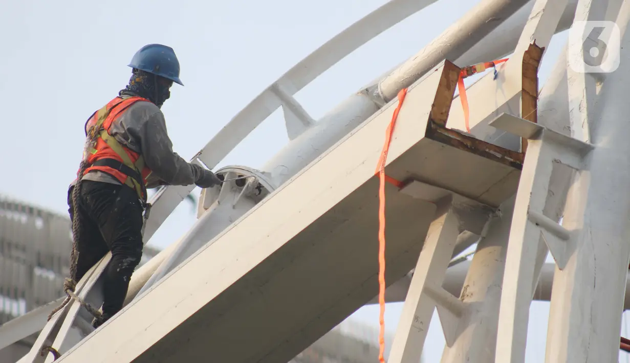 Pekerja menyelesaikan pengecatan rangka salah satu Stasiun LRT di Jalan HR Rasuna Said, Jakarta, Kamis (25/6/2020). Pada tahun 2020, Kementerian Pekerjaan Umum dan Perumahan Rakyat (PUPR) menargetkan sertifikasi kepada 113.900 orang tenaga kerja konstruksi. (Liputan6.com/Helmi Fithriansyah)