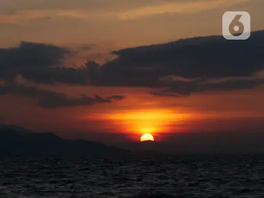 Matahari terbenam terlihat di Piaynemo, Raja Ampat, Papua Barat, Jumat (22/11/2019). Keindahan dan panorama alam masih menjadi daya tarik utama wisatawan  baik lokal maupun mancanegara berkunjung ke kawasan Raja Ampat. (Liputan6.com/Herman Zakharia)