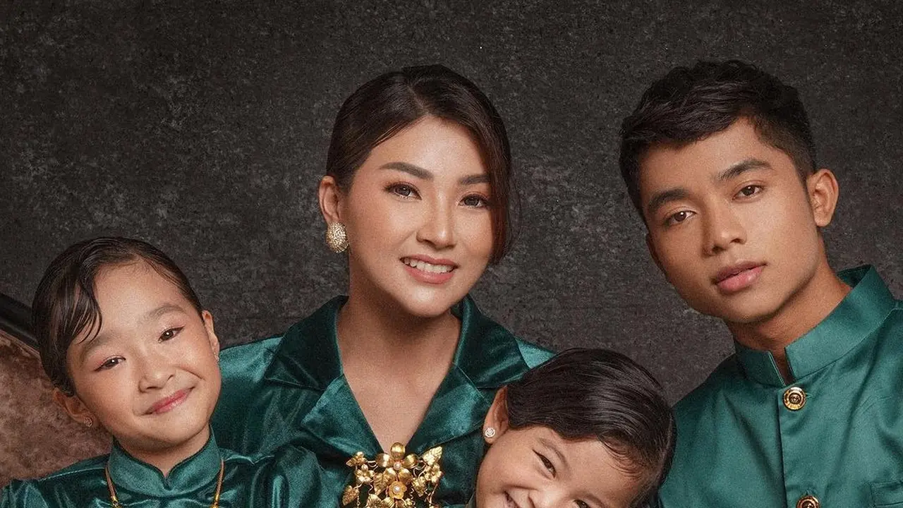 Potret Bak Keluarga Kerajaan dari Sarwendah Bersama Anak-Anak, Tampil Ayu Kenakan Kebaya Meski Berwajah Oriental