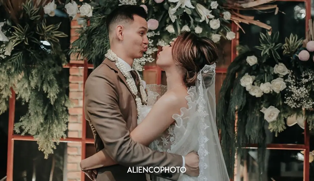 Baru menikah di usia 29 tahun, Marcell mengungkap alasannya. Salah satunya karena Marcell baru menemukan perempuan yang pas untuk dijadikan istri. Meskipun ia dan Nabila hanya menjalin hubungan berpacaran selama enam bulan. (Instagram/marcelldarwin)