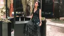 Adapun gaya elegan lainnya kala ia mengenakan dress simple yang dipadukan aksesori minimalis. Dress dengan aksen tumpuk dari Love and Flair. (Foto: Instagram/Noi Aswari)
