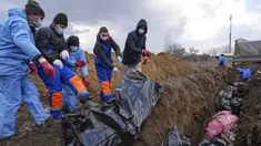 Jenazah ditempatkan pada kuburan massal di pinggiran Mariupol, Ukraina, 9 Maret 2022. Warga tidak dapat menguburkan orang mati di antara mereka karena serangan berat oleh pasukan Rusia. (AP Photo/Evgeniy Maloletka)