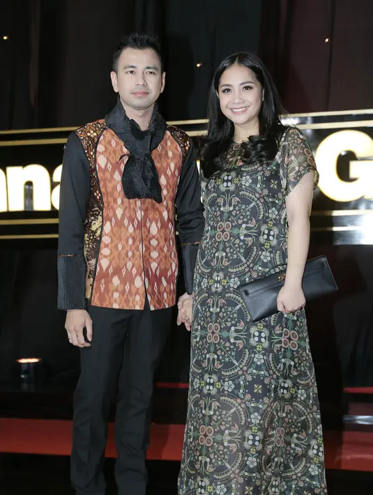 "Terima kasih udah didoain. Mudah mudahan langgeng terus. Terima kasih. Terima kasih," ucap Raffi Ahmad di kawasan Kebun Jeruk, Jakarta Barat, Senin (17/10/2016). (Galih W. Satria/Bintang.com)