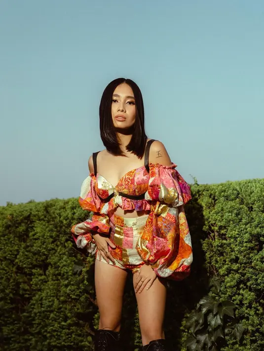 Tentu penampilannya ini menuai pujian dari netizen. Niki tampil dengan kostum serasi atasan dan bawahan. Foto: Instagram.