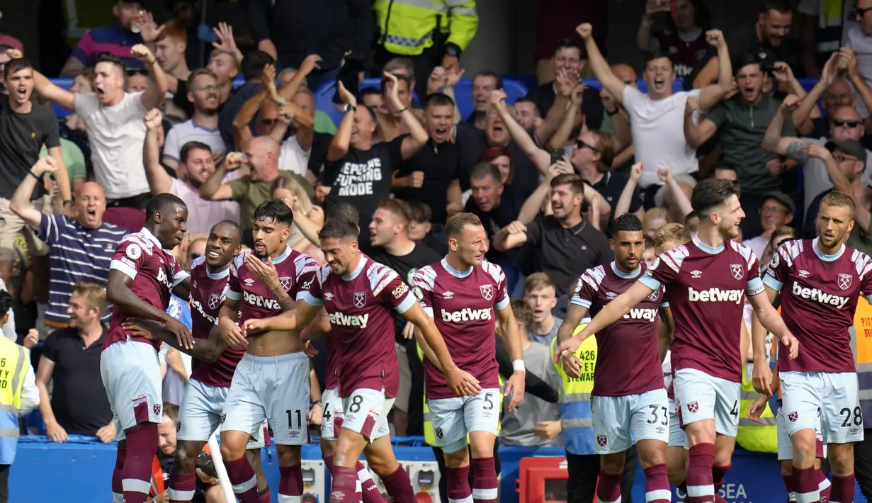 Pemain West Ham, Michail Antonio merayakan dengan rekan setimnya setelah mencetak gol ke gawang Chelsea pada pertandingan lanjutan Liga Inggris di Stadion Stamford Bridge di London, Sabtu (3/9/2022). Chelsea menang tipis atas West Ham dengan skor 2-1. (AP Photo/Kirsty Wigglesworth)
