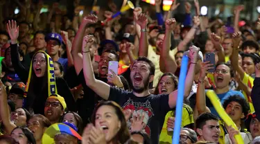 Para suporter bersorak merayakan kemenangan Kolombia di pertandingan semifinal Copa America 2024 melawan Uruguay, Envigado, provinsi Antioquia, Kolombia pada 10 Juli 2024. (JAIME SALDARRIAGA/AFP)