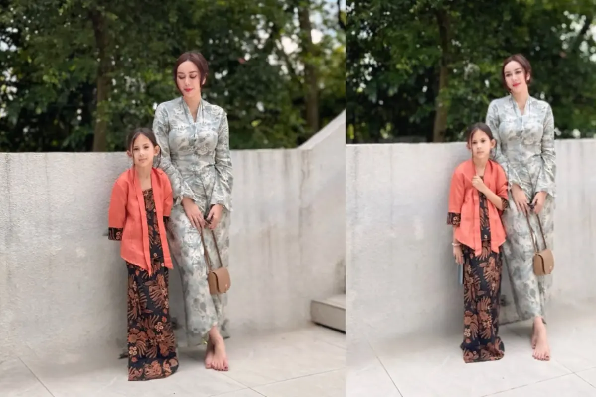 Potret Aura Kasih Pakai Setelan Kebaya Modern Panjang dengan Rok Lilit