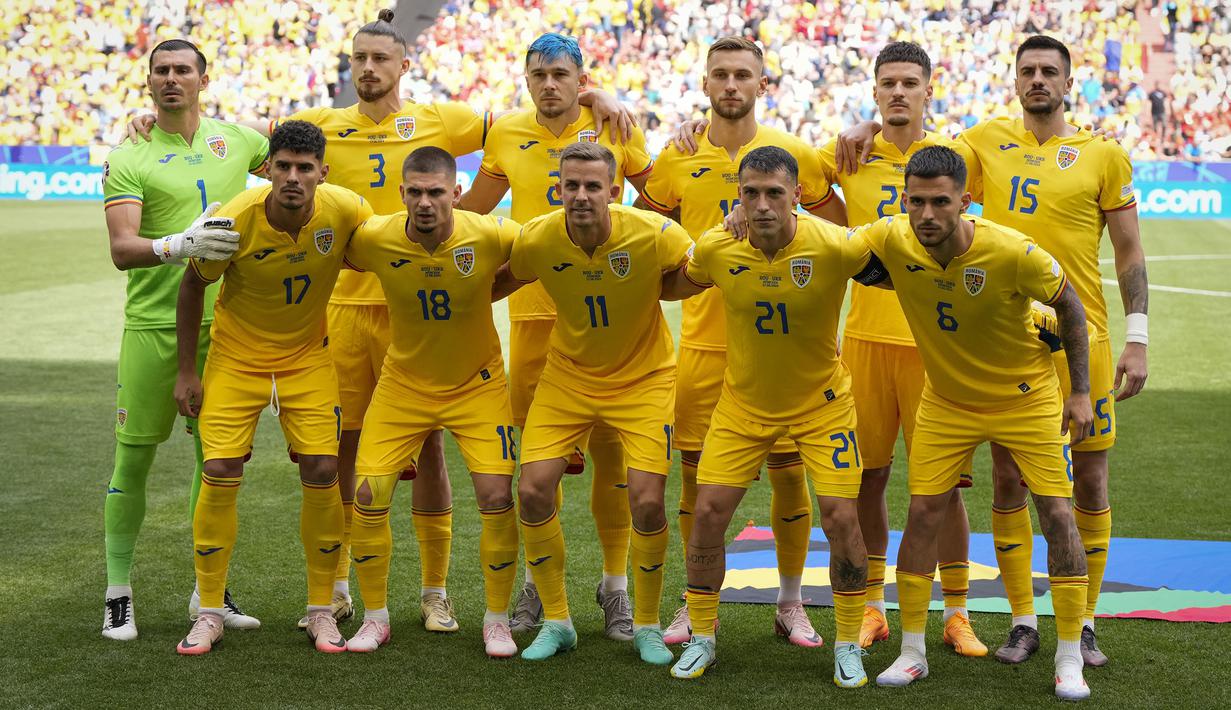 Para pemain starting XI Timnas Rumania berfoto bersama jelang dimulainya laga Grup E Euro 2024 menghadapi Timnas Ukraina di Allianz Arena, Munchen, Jerman, Senin (17/6/2024). (AP Photo/Matthias Schrader)