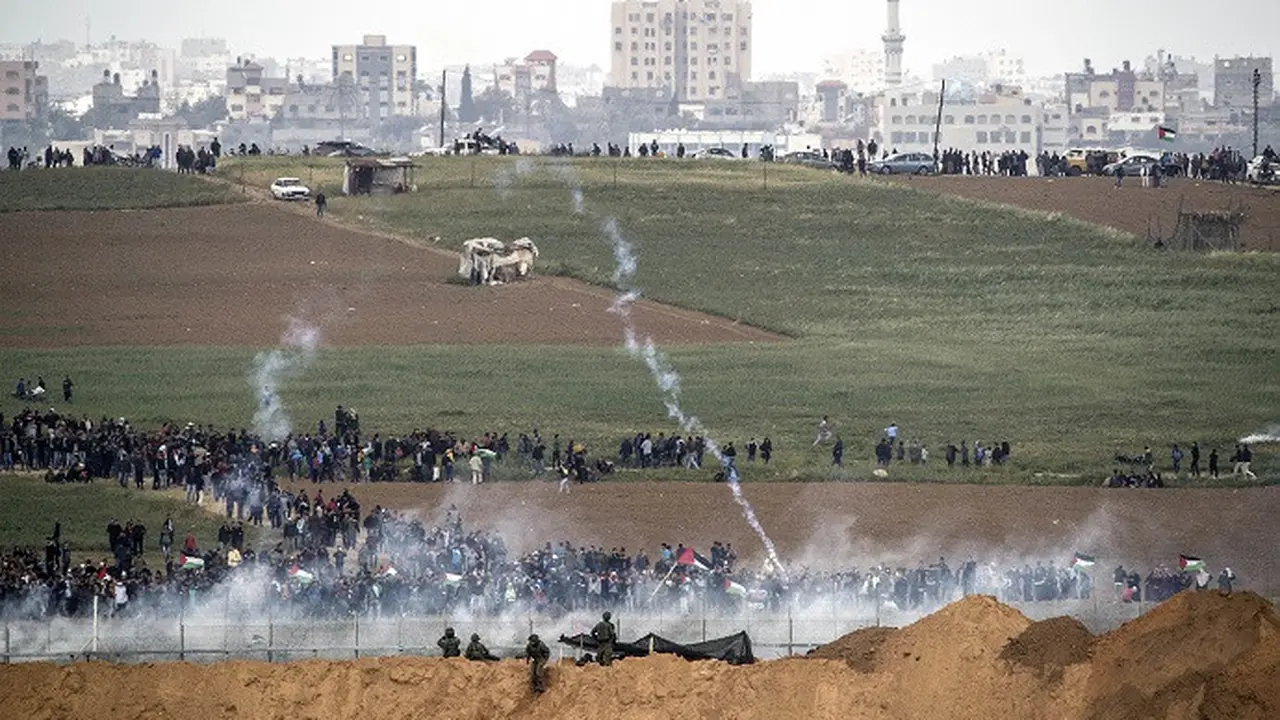 Israel menembakkan gas airmata ke arah demonstran Palestina dalam aksi protes di Jalur Gaza pada Jumat 30 Maret 2018