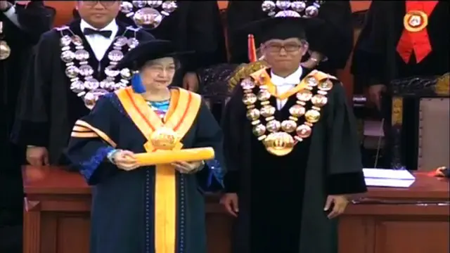 Ketua Umum DPP PDIP Megawati Soekarnoputri menerima gelar doktor honoris causa di bidang politik dan pemerintah dari Universitas Padjadjaran pada Rabu 25 Mei 2016.