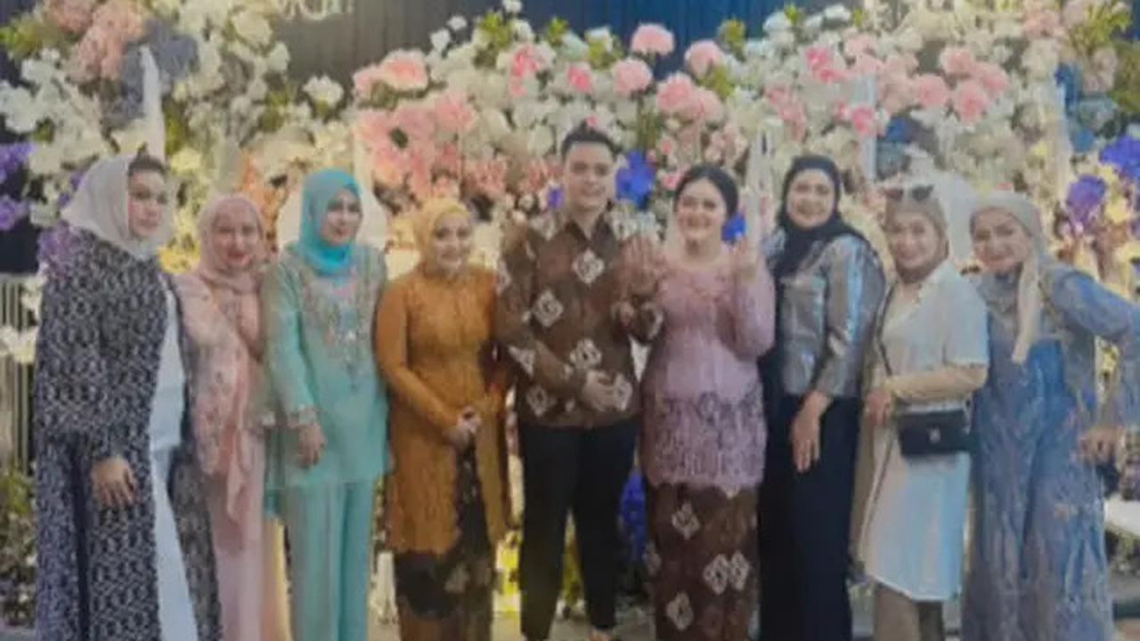 Penampilan Muzdalifah di Acara Tunangan Sang Anak Curi Perhatian, Intip Potretnya