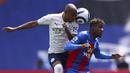 Gelandang Manchester City, Fernandinho (kiri) berebut bola dengan striker Crystal Palace, Wilfried Zaha dalam laga lanjutan Liga Inggris 2020/2021 pekan ke-34 di Selhurst Park, London, Sabtu (1/5/2021). Manchester City menang 2-0 atas Crystal Palace. (AP/Catherine Ivill/Pool)