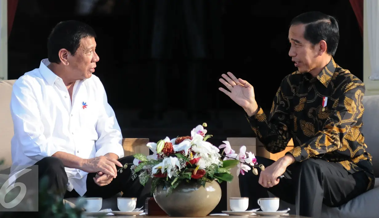 Perbincangan akrab Presiden Filipina Rodrigo Duterte  (kiri) dengan Presiden Joko Widodo di Istana Negara, Jakarta, Jumat (9/9). Ini kunjungan kenegaraan pertama Duterte pasca menjabat sebagai Presiden. (Liputan6.com/ Faizal Fanani)