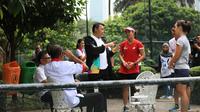 Menteri Pemuda dan Olahraga, Imam Nahrawi, saat berbincang dengan atlet ketika menyambangi pelatnas tenis Asian Games 2018, Kamis (24/5/2018). (dok. Kemenpora)