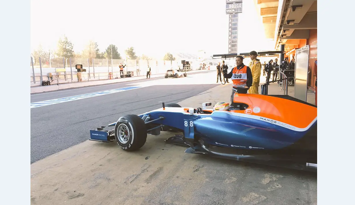 Rio Haryanto di dalam mobil MRT05 meninggalkan pit Manor Racing saat sesi pagi hari pertama tes pramusim kedua F1 2016 di Sirkuit Catalunya, Barcelona, Spanyol, Selasa (1/3/2016). (Bola.com/Instagram/Manorracing)