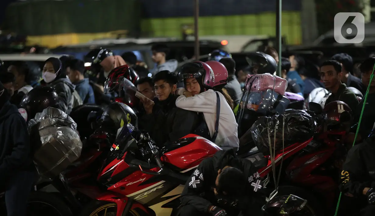 <p>Sejumlah pemudik bersepeda motor antre memasuki kapal "Roll on-Roll off" (RoRo) di Pelabuhan Merak, Banten, Kamis (28/4/2022). Puncak arus mudik H-3 lebaran di Pelabuhan Merak sudah dipenuhi oleh pemudik. Tampak, pemudik yang membawa anak kecil serta barang bawaan yang diikat di belakang motor. (Liputan6.com/Angga Yuniar)</p>