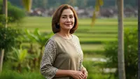 9 Model Baju Wanita Usia 50 Tahun Kombinasi Polos, Tampil Elegan dan Nyaman di Usia Matang