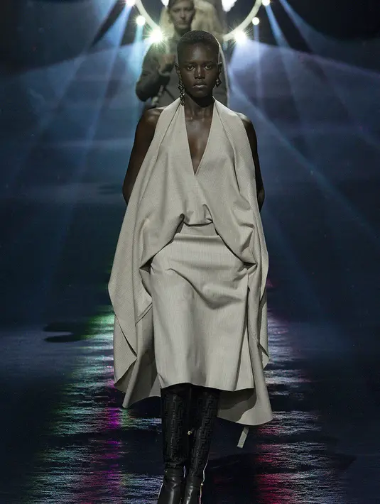 Kilatan fetisisme muncul lewat pakaian dalam atau sepatu boots bertali setinggi paha. [Foto: Document/FENDI]