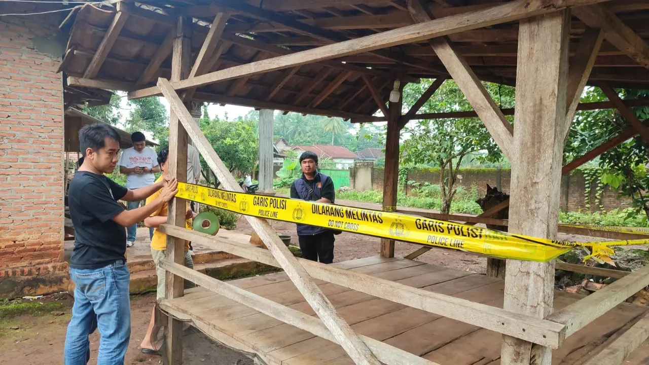 Tim Tekab 308 Satreskrim Polres Lampung Timur memasang gari polisi di TKP seorang petani ditembak hingga tewas menggunakan senpi oleh rekannya sendiri (Istimewa)