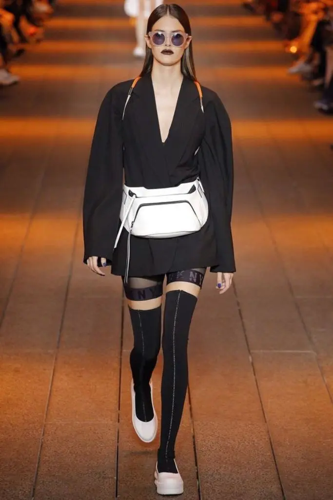Mix and match tas pinggang seperti tampilan model diatas catwalk. (Image: Vogue Magazine/Pinterest)