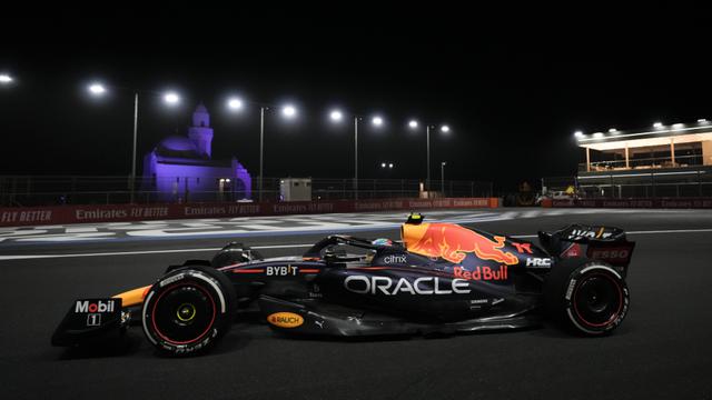 Foto: Menangi Duel Sengit Atas Charles Leclerc, Max Verstappen Jawara F1 GP Arab Saudi