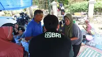 Insan BRILiaN (Pekerja BRI) menyalurkan makanan cepat saji bagi warga terdampak bencana di Kabupaten Cianjur, Jawa Barat (Liputan6.com/HO/BRI)