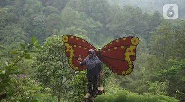 Pengunjung menikmati suasana kawasan wisata Gunung Bunder, Bogor, Jawa Barat, Minggu (15/11/2020). Meskipun pandemi covid-19 belum berakhir, namun sejumlah lokasi wisata mulai dipadati pengunjung dengan tetap menerapkan protokol kesehatan. (Liputan6.com/Immanuel Antonius)