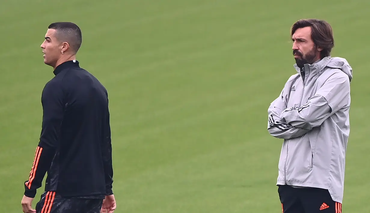 Pelatih Juventus,  Andrea Pirlo menyaksikan pemainnya berlatih di 'Juventus Training Center' di Turin (3/11/2020). Juventus akan bertanding melawan Ferencvaros pada Grup G Liga Champions di Puskas Arena. (AFP/Marco Bertorello)