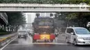 Kegiatan penyemprotan jalan protokol ini dilakukan untuk mewujudkan Kota Jakarta yang lebih cantik, bersih, dan sehat. (Liputan6.com/Angga Yuniar)