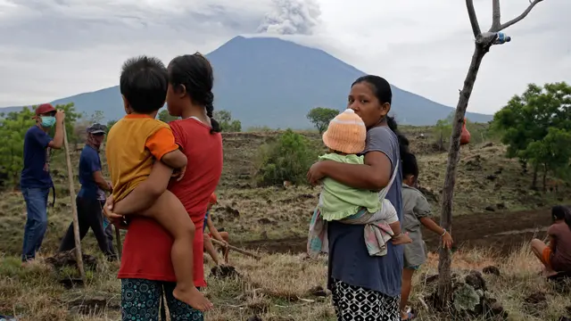 Aktivitas Warga Ditengah Erupsi Gunung Agung