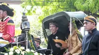 Didampingi sang istri, Ibu Iriana Joko Widodo, presiden Jokowi terus mengumbar senyum kepada semua masyarakat yang hadir dan para awak media yang terus mengabadikan momen spesial tersebut. (Adrian Putra/Bintang.com)
