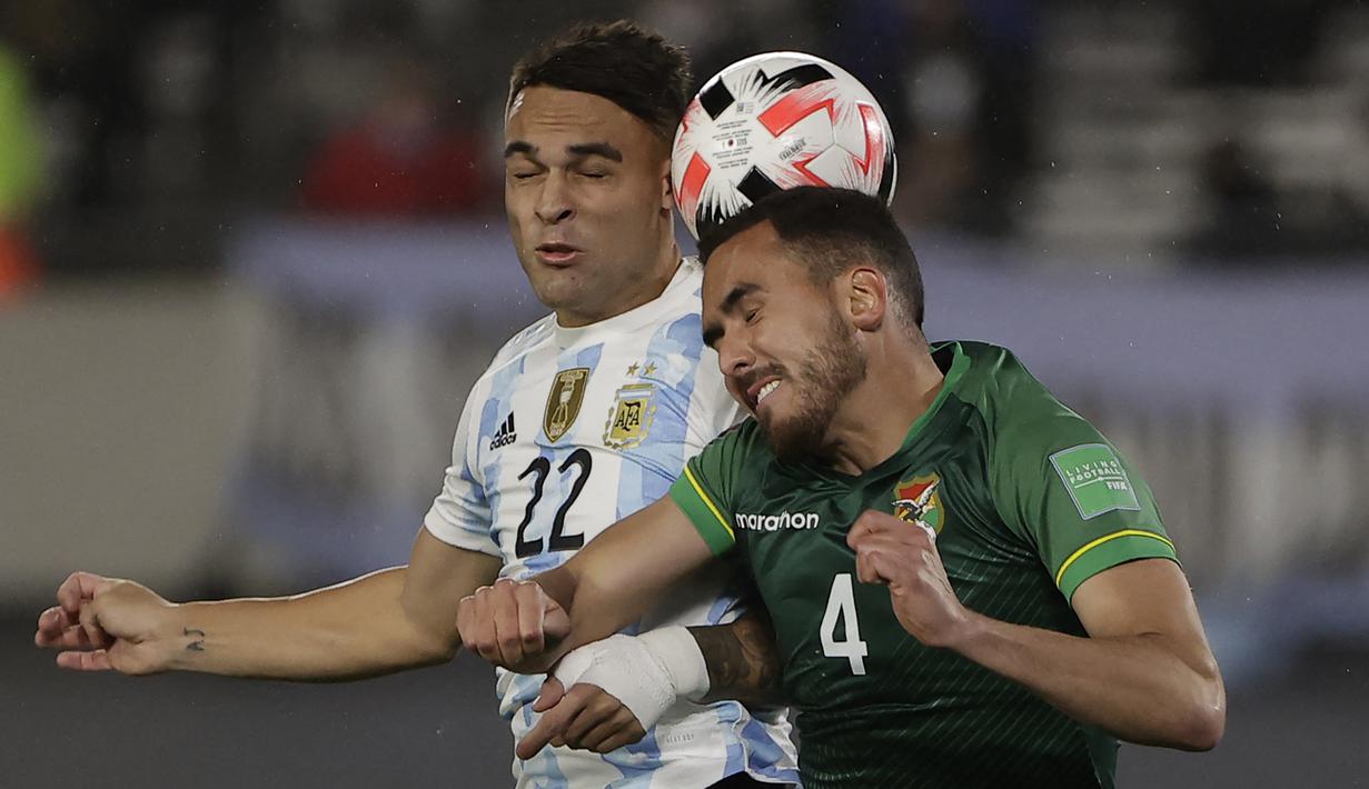 Penyerang Argentina, Lautaro Martinez berebut bola dengan bek Bolivia, Luis Haquin pada Kualifikasi Piala Dunia 2022 zona Amerika Selatan, di Stadion El Monumentttal, Jumat (10/9/2021). Hat-trick Lionel Messi membuat Argentina menang 3-0 atas Bolivia. (Juan Ignacio RONCORONI/POOL/AFP)