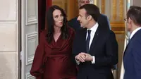 Perdana Menteri Selandia Baru jacinda Ardern (kiri) berjalan bersama dengan Presiden Prancis Emmanuel Macron (kanan) di Paris (AFP)
