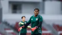PSG Lirik Kiper Jepang Zion Suzuki di Tengah Evaluasi Penjaga Gawang Klub