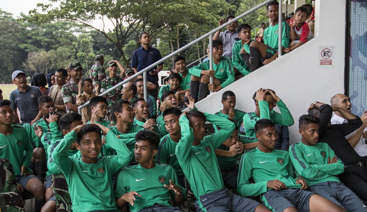 Para pemain Timnas Indonesia U-16, tampak tegang saat nobar Timnas U-19 melawan Brunei Stadion Atang Sutresna, Jakarta Timur, Selasa (12/9/2017). Nobar dilakukan sebelum acara pelepasan Timnas U-16. (Bola.com/Vitalis Yogi Trisna)