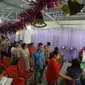 Ibadah malam natal juga dilakukan umat kristiani yang merupakan penyintas bencana gempa dan likuefaksi yang terjadi pada 28 September 2018 di Kabupaten Sigi, Sulteng. (Liputan6.com/Heri Susanto)