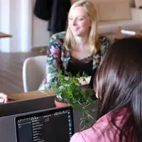 Ilustrasi bekerja, bercanda bersama teman di kantor. (Photo by CoWomen on Unsplash)