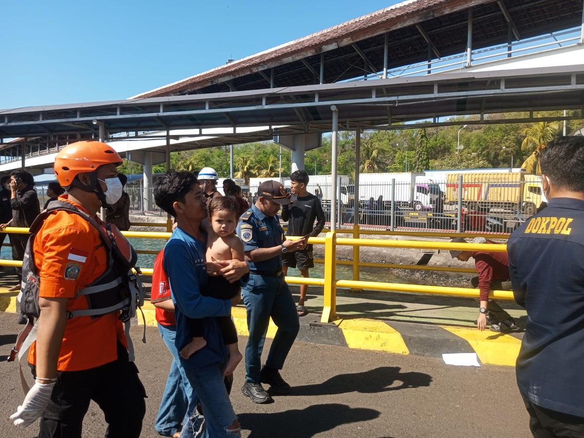 Penumpang dan ABK dievakuasi dari KMP Putri Yasmin, Rabu (12/8). (Dokumen Humas Basarnas Bali).
