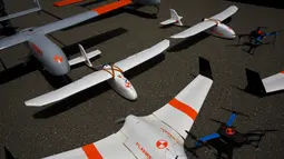 Sejumlah drone TwinHawk, Scout, Flanker, dan Hawkeye 400 dipamerkan sebelum  uji coba demonstrasi 'Black Dart' di Naval Base Ventura County Sea Range, California, Jumat (31/7/2015). (REUTERS/Patrick T. Fallon)