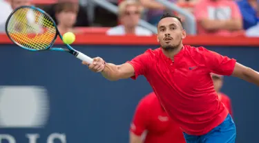 Petenis Australia, Nick Kyrgios berusaha mengembalikan bola ke arah petenis Jerman, Alexander Zverev pada turnamen Piala Rogers di Montreal, 10 Agustus 2017. Zverev sukses merebut kemenangan 6-4, 6-3 atas Kyrgios. (Paul Chiasson/The Canadian Press via AP)