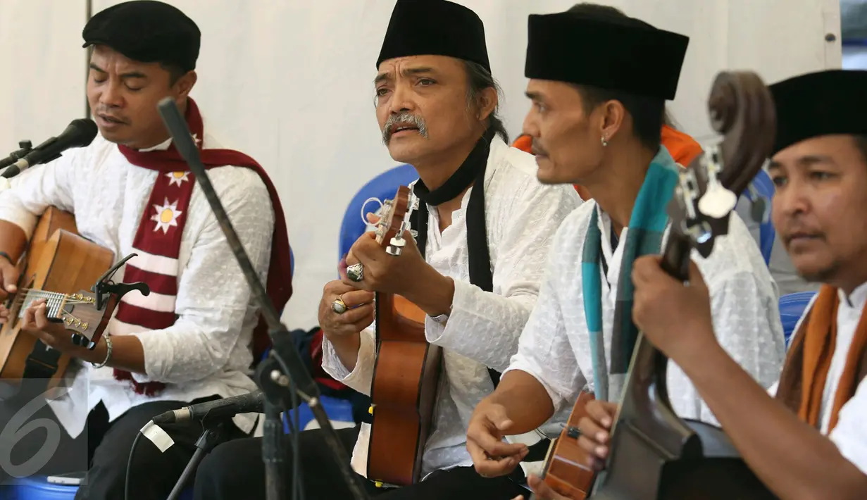 Kelompok musik Keroncong Tugu dihadirkan di depan TPS 04 Gambir, Jakarta Pusat, Rabu (19/4). Para pemusik memainkan musik lagu-lagu keroncong mengiringi masyarakat yang akan menyalurkan hak pilihnya dalam Pilkada DKI 2017. (Liputan6.com/Angga Yuniar)