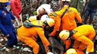 Tim SAR gabungan, berhasil mengevakuasi korban meninggal dunia akibat banjir bandang di pulau Adonara, Flores Timur,NTT. (Liputan6.com/Dionisius Wilibardus)