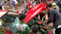 Bikin Heboh, Pria Ini Jualan Semangka Pakai Ferrari