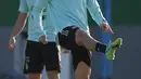 Bek Argentina, Gonzalo Montiel mengontrol bola saat sesi latihan jelang pertandingan final Copa America melawan Brasil di Rio de Janeiro, Brasil, Jumat (9/10/2021).  Argentina dan Brasil akan bertanding untuk memperebutkan gelar juara Copa America 2021 di stadion Maracana. (AFP Photo/Carl De Souza)