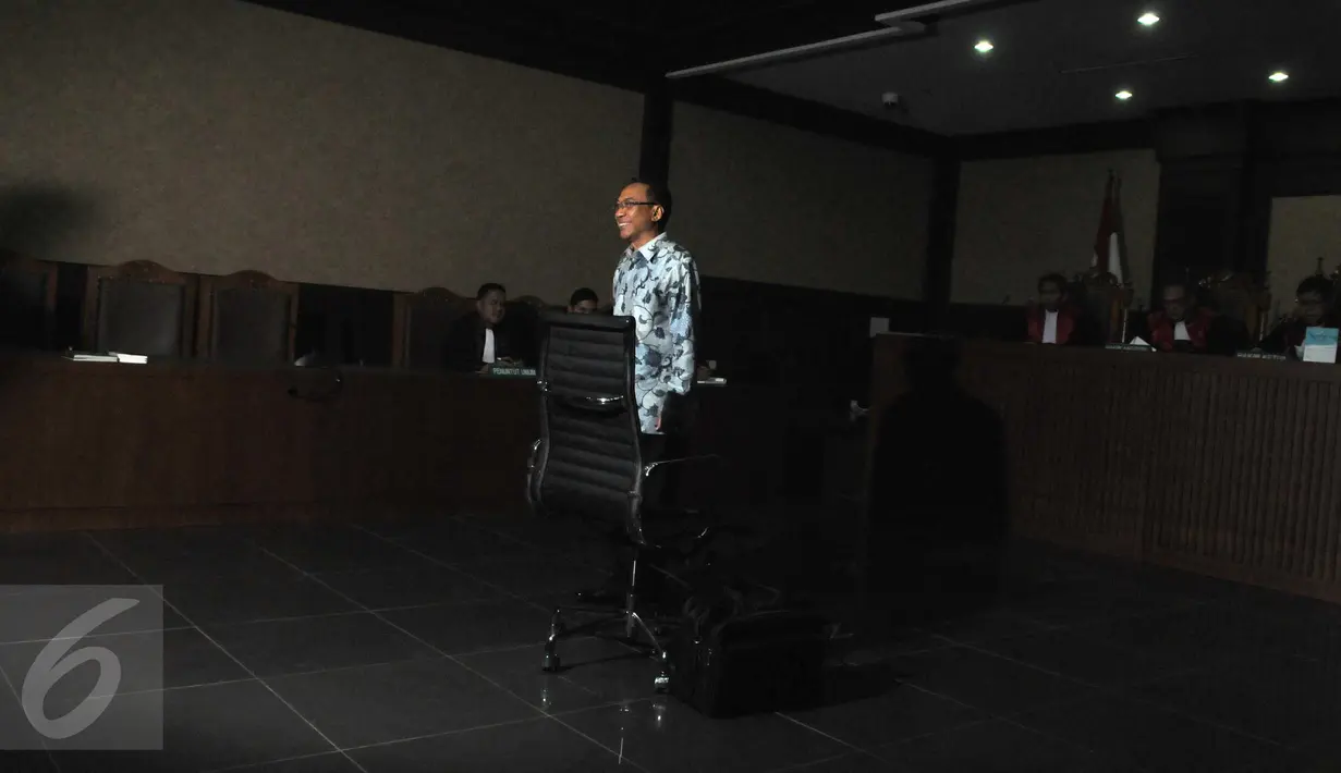 Jero Wacik saat menjalani sidang vonis di Pengadilan Tindak Pidana Korupsi (Tipikor), Jakarta, Selasa (9/2). Jero terbukti menyalahgunakan Dana Operasional Menteri selama menjabat Menteri ESDM. (Liputan6.com/Helmi Afandi)