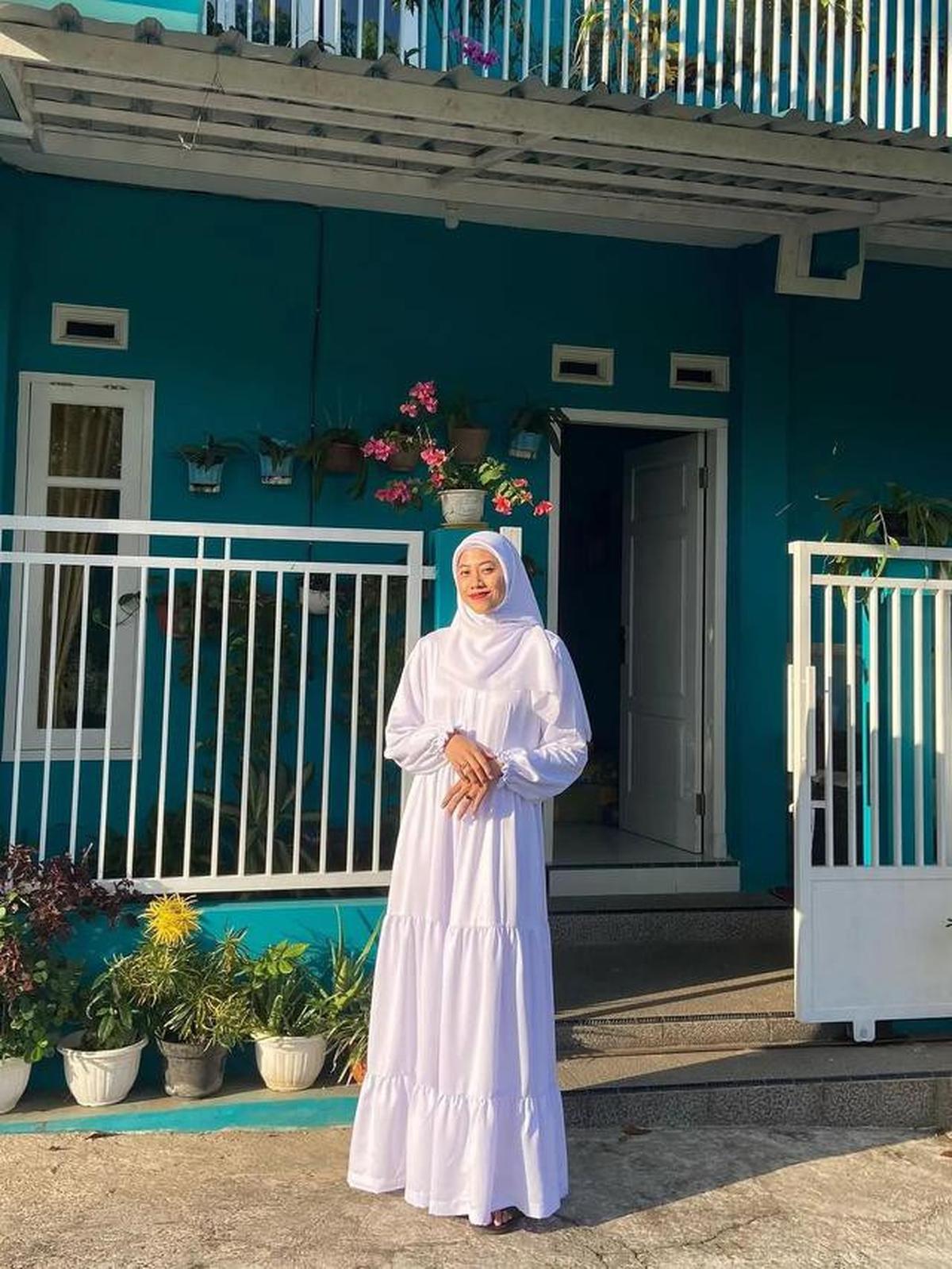 6 Potret Ruang Tamu Rumah Megawati Hangestri, Elegan dengan Lemari Piala