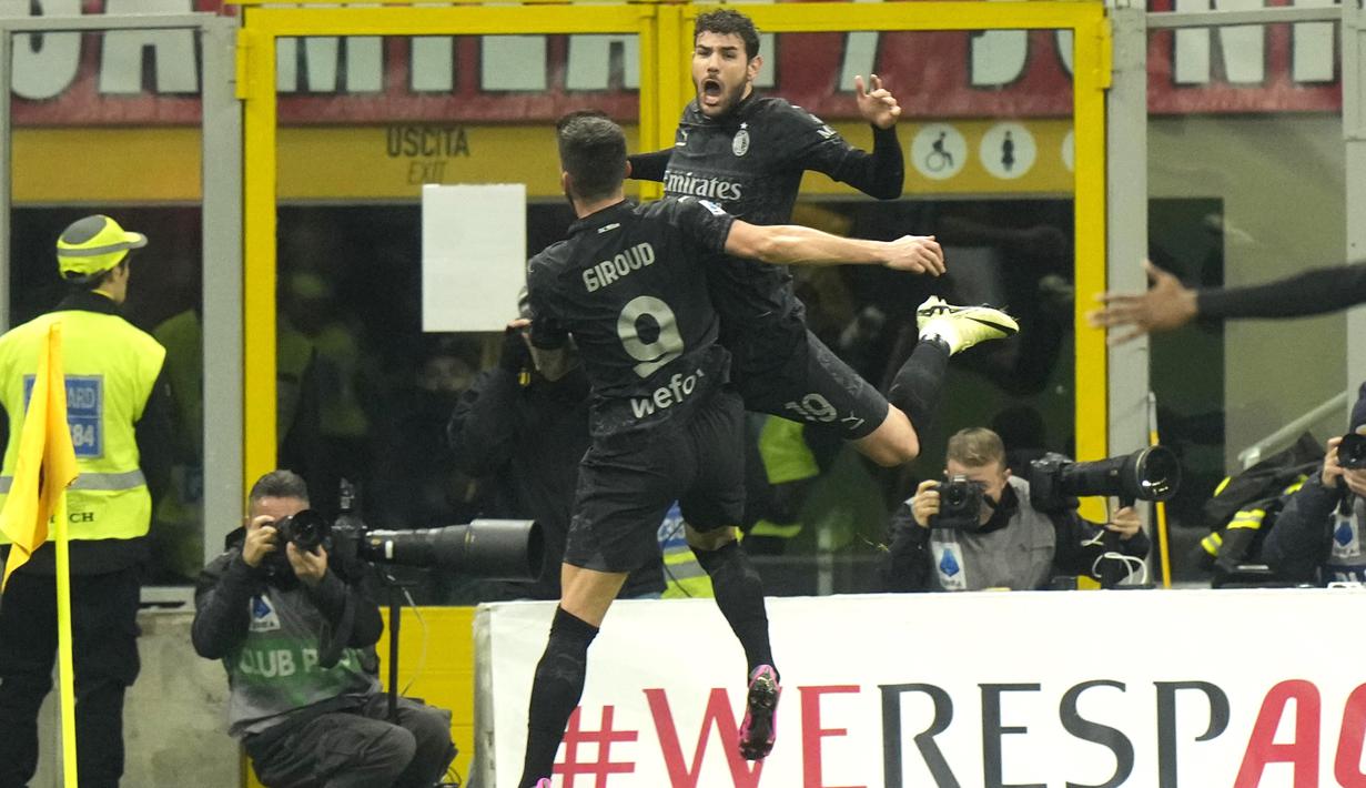Pemain AC Milan, Theo Hernandez, melakukan selebrasi bersama Olivier Giroud setelah mencetak gol ke gawang Napoli pada laga pekan ke-24 Serie A 2023/2024 di San Siro, Senin (12/2/2024). AC Milan menang dengan skor tipis 1-0. (AP Photo/Luca Bruno)