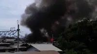 Kebakaran terjadi di Kampung Bandan di belakangan pusat perbelanjaan WTC Mangga Dua, Jakarta Barat.