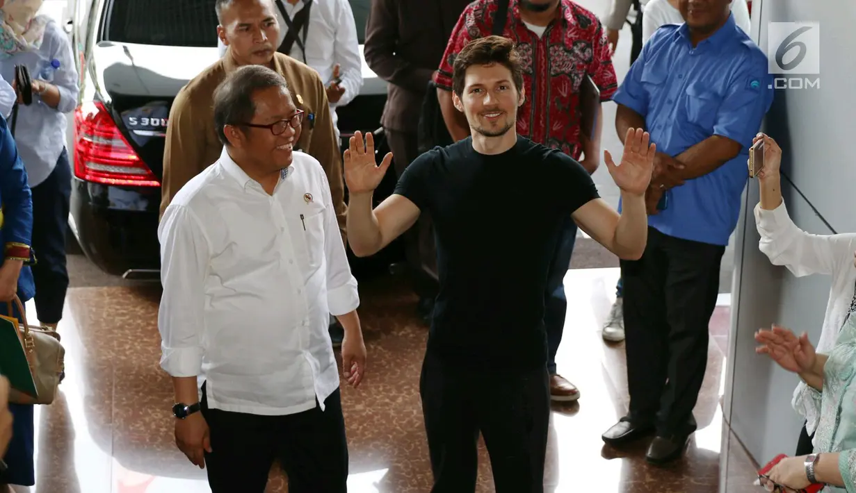 Menkominfo Rudiantara menerima kunjungan pendiri sekaligus CEO Telegram, Pavel Durov setibanya di kantor Kemenkominfo, Jakarta, Selasa (1/8). Pertemuan Menkominfo dengan Durov untuk menindaklanjuti pemblokiran Telegram. (Liputan6.com/Angga Yuniar)