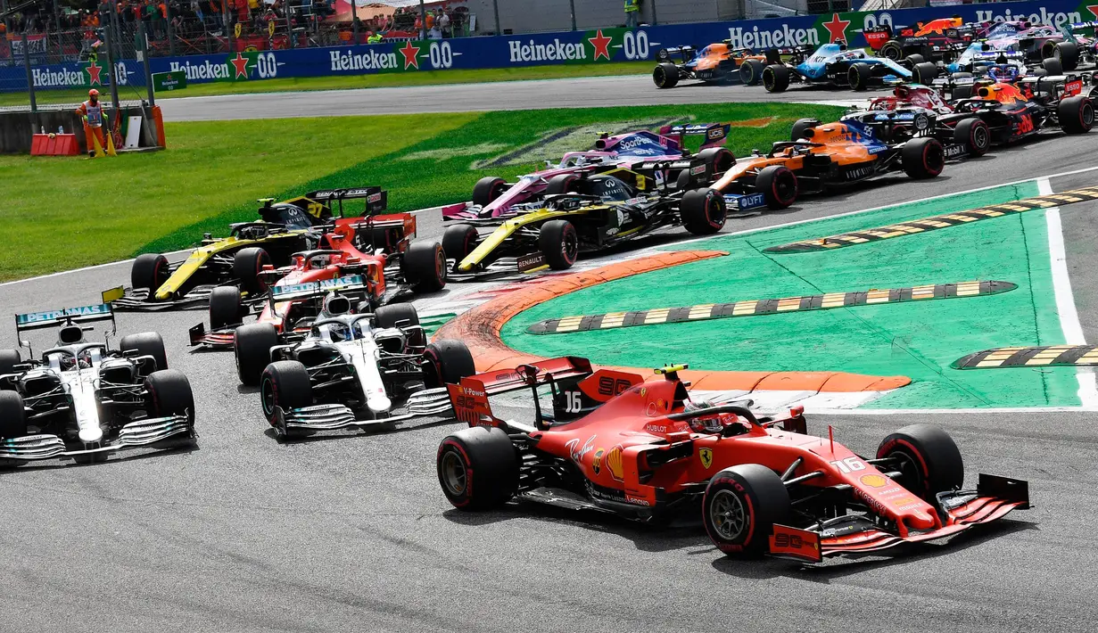 Pembalap Ferrari Charles Leclerc (kanan) memimpin balapan F1 GP Italia 2019 di Sirkuit Monza, Minggu (8/9/2019). Leclerc menjuarai F1 GP Italia 2019 setelah pertarungan alot melawan duo pembalap Mercedes, Lewis Hamilton dan Valtteri Bottas. (Daniel Dal Zennaro/ANSA Via AP)